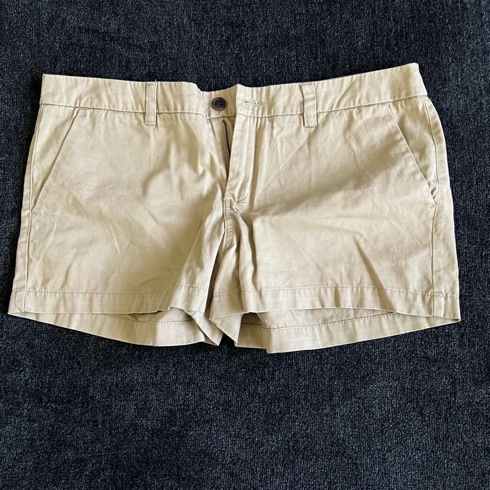 Khaki shorts with pockets